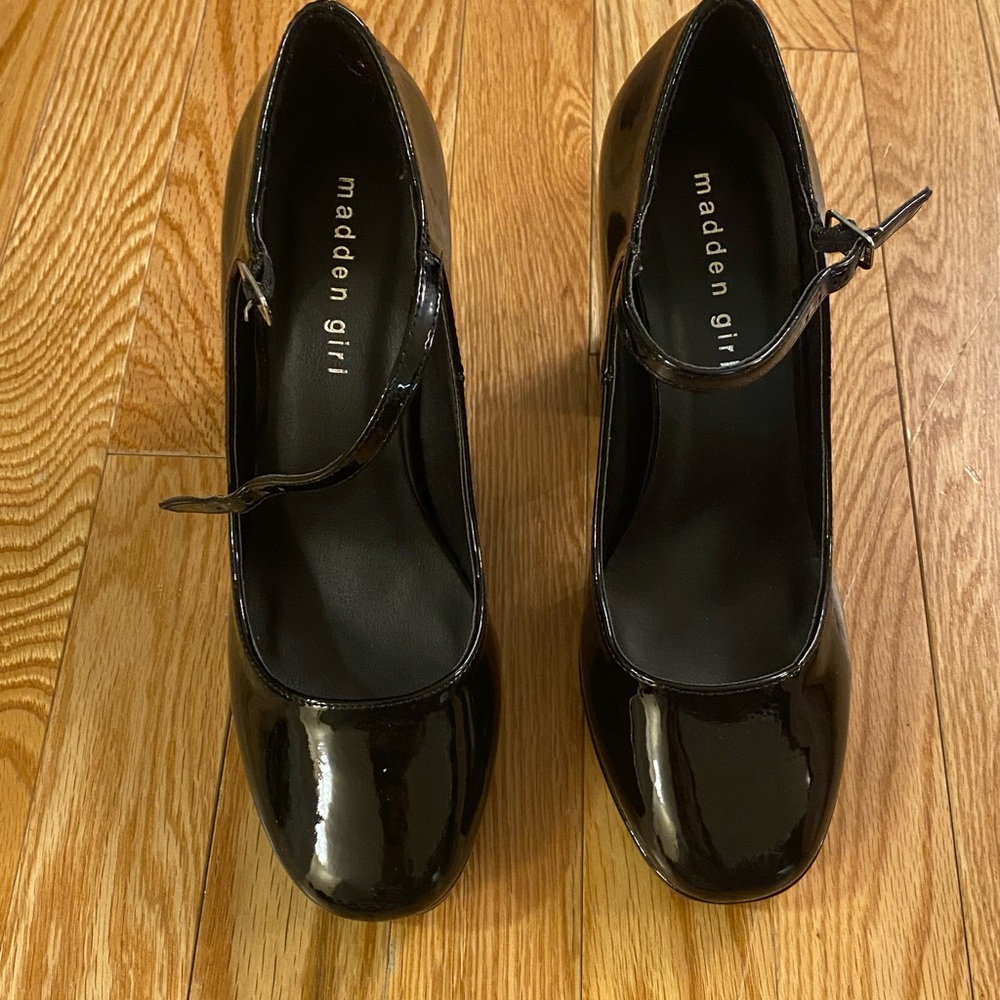 Cute never worn Madden girl Mary Janes!